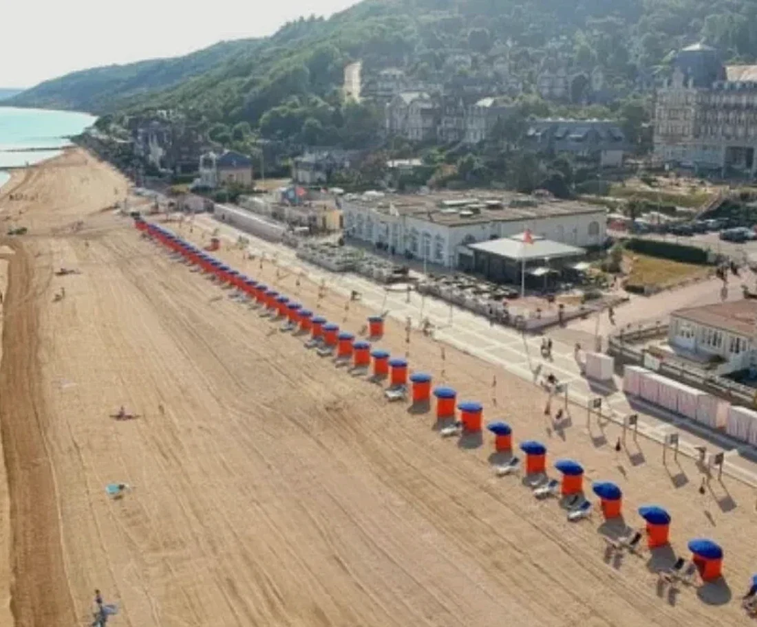 Vue aérienne de la plage de Houlgate et de ses cabines de bain, avec la ville et l'hôtel du Golf en arrière-plan