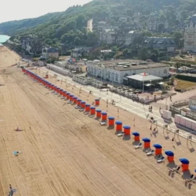 Vue aérienne de la plage de Houlgate et de ses cabines de bain, avec la ville et l'hôtel du Golf en arrière-plan