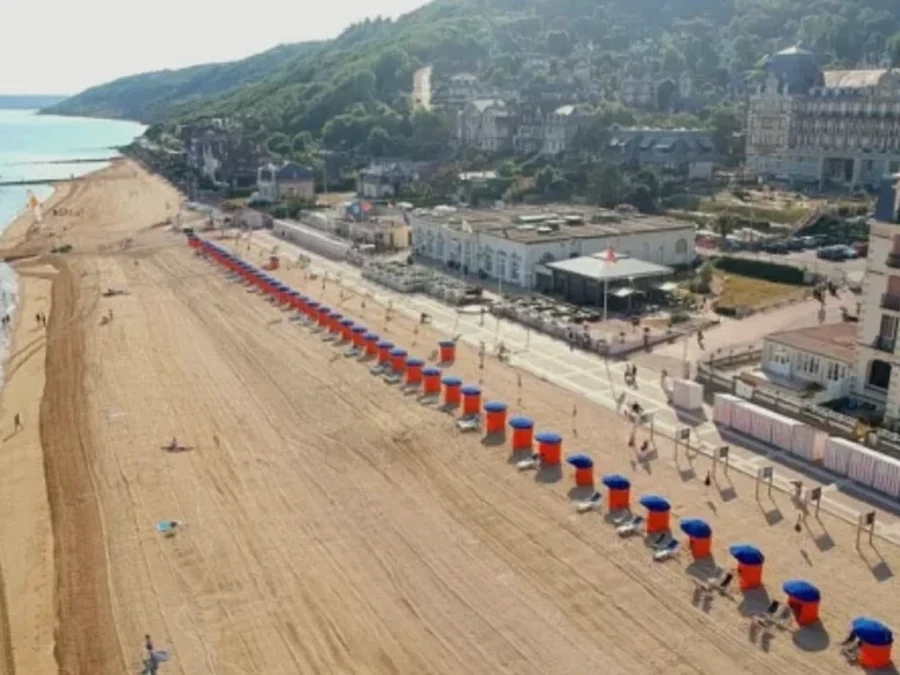 Vue aérienne de la plage de Houlgate et de ses cabines de bain, avec la ville et l'hôtel du Golf en arrière-plan