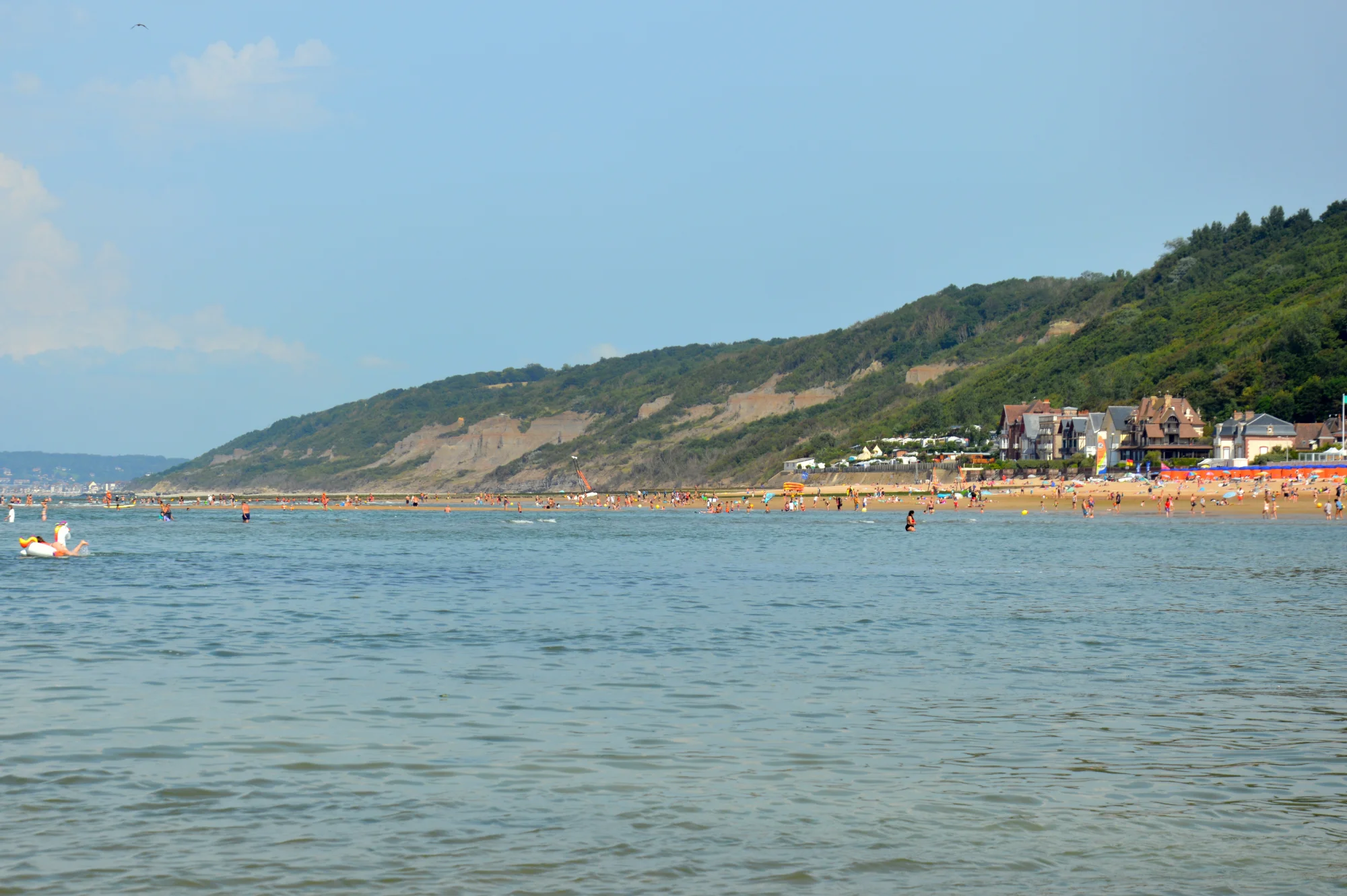Plage de Houlgate en direction des falaises des Vaches Noires