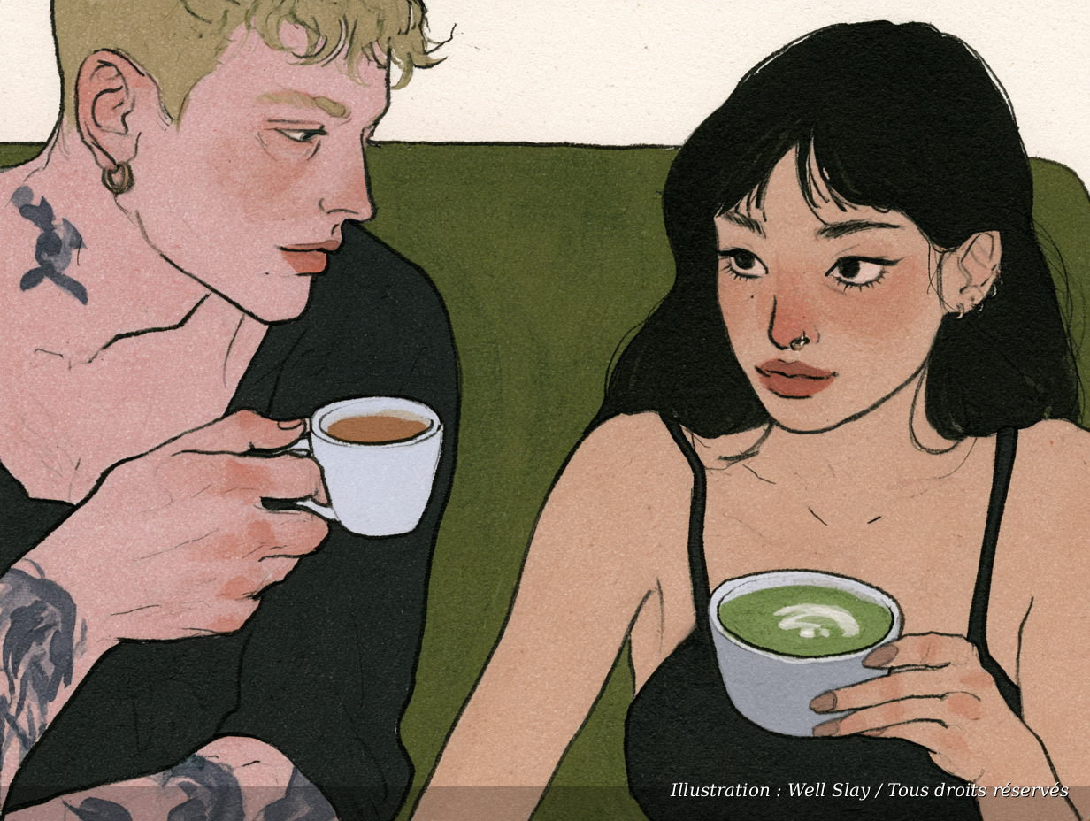 Deux amis, un garçon et une fille, discutent en buvant un café et un matcha latte