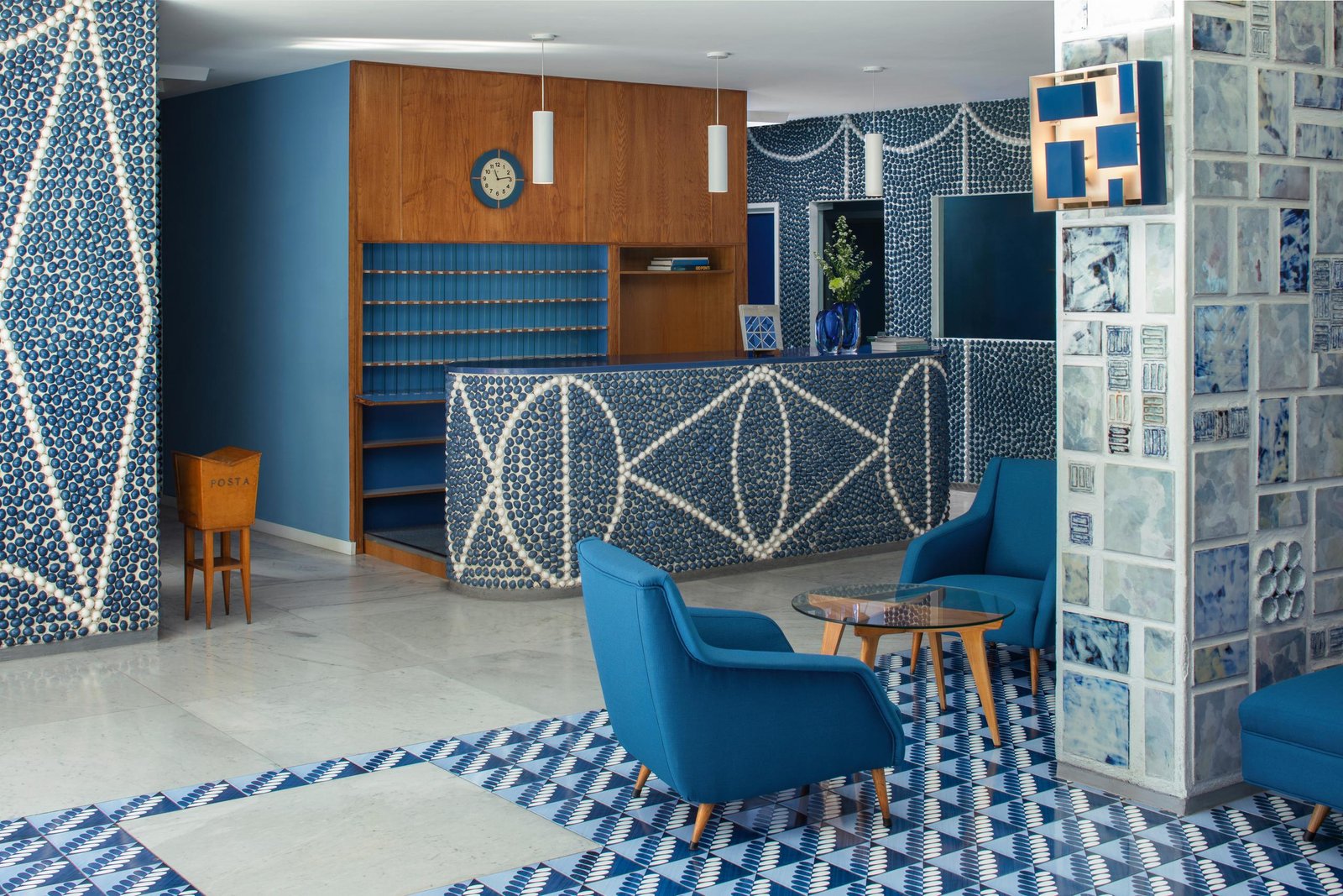 Intérieur géométrique bleu et blanc conçu par Gio Ponti pour le Parco dei Principi.