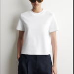 T-shirt blanc parfait pour un look clean girl aesthetic, COS
