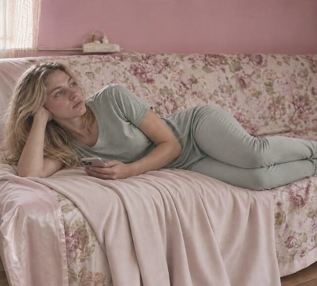Femme pensive, seule, illustrant la dépendance affective