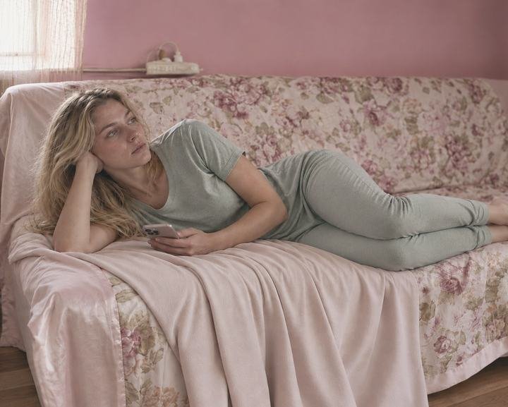 Femme pensive, seule, illustrant la dépendance affective