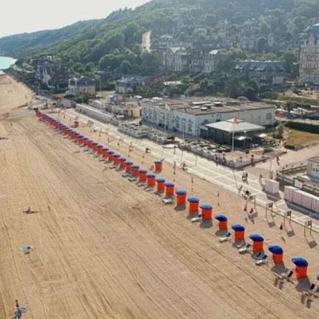 Vue aérienne de la plage de Houlgate avec ses cabines de bain colorées