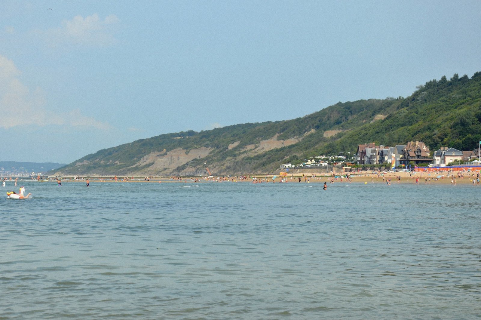 Plage de Houlgate en direction des falaises des Vaches Noires