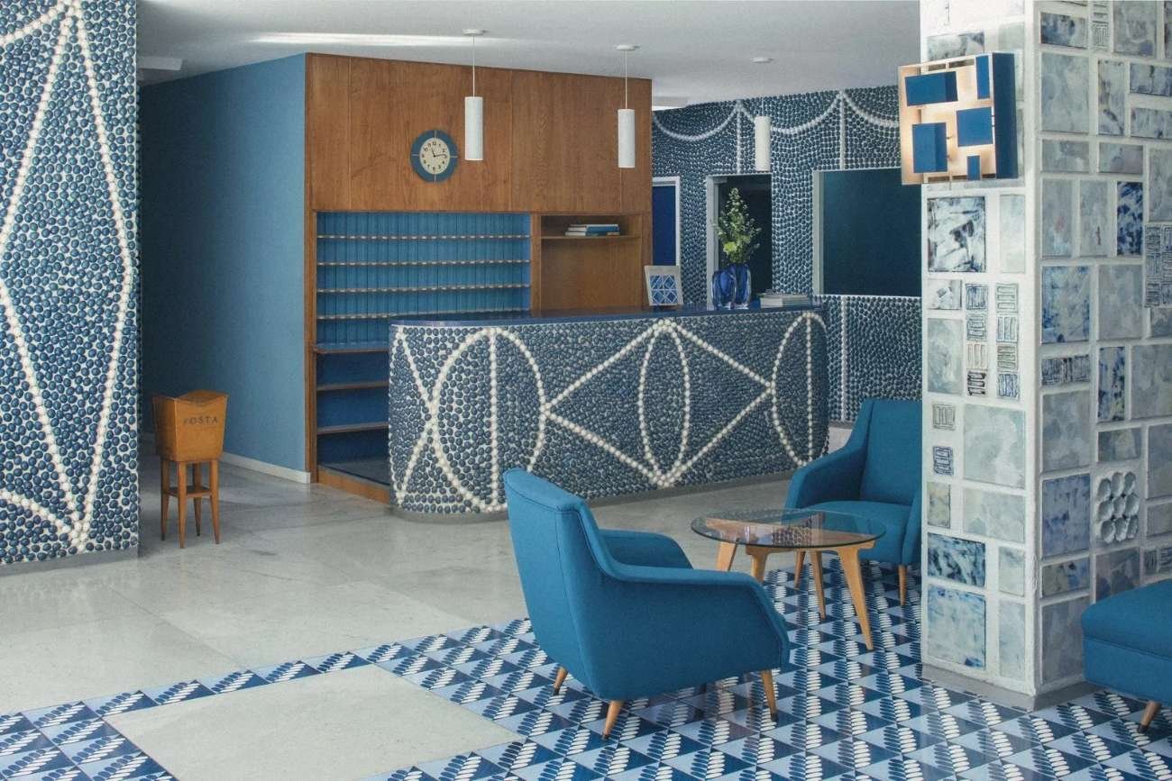 Intérieur géométrique bleu et blanc conçu par Gio Ponti pour le Parco dei Principi.