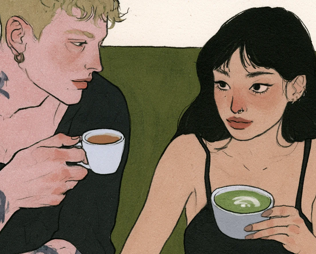 Deux amis, un garçon et une fille, discutent en buvant un café et un matcha latte