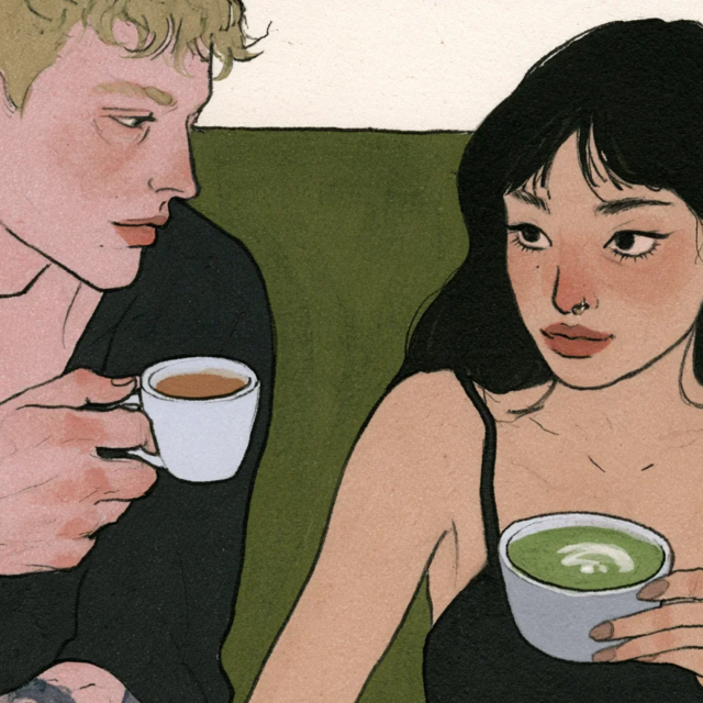 Deux amis, un garçon et une fille, discutent en buvant un café et un matcha latte
